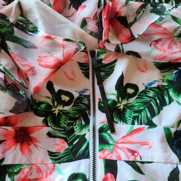 Vince Camuto Floral Dress - Picture 5 of 6